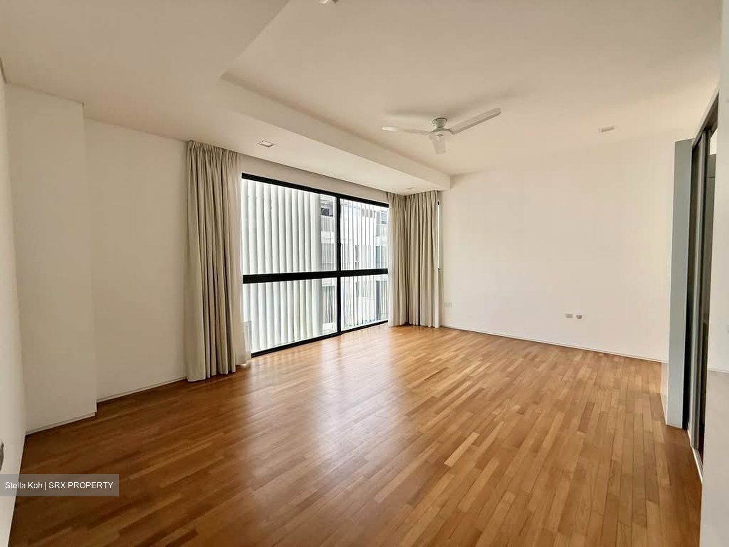 Charlton 27 (D19), Terrace #558508341
